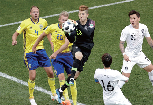 6월 18일 골키퍼 조현우가 러시아 니즈니노브고로드 스타디움에서 열린 2018 러시아월드컵 F조 스웨덴과의 경기에서 올라 토이보넨(20)의 헤딩에 앞서 공을 잡아내고 있다.