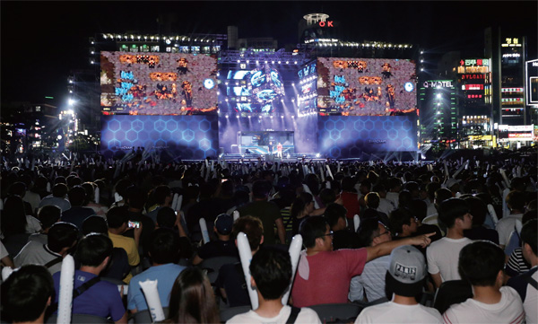 지난해 7월 부산 광안리해수욕장에서 열린 스타크래프트 리마스터 론칭 행사를 찾은 관광객들이 경기를 지켜보고 있다. 지난해 7월 부산 광안리해수욕장에서 열린 스타크래프트 리마스터 론칭 행사를 찾은 관광객들이 경기를 지켜보고 있다.