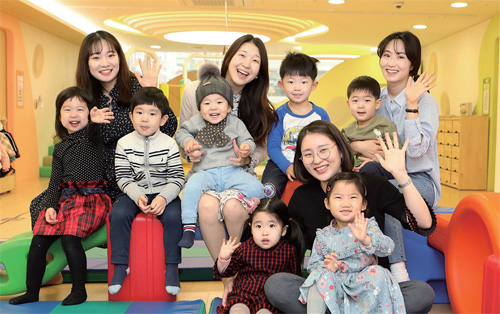 서울의 한 어린이집에서 엄마와 아이들이 포즈를 취하고 있다. 서울의 한 어린이집에서 엄마와 아이들이 포즈를 취하고 있다.