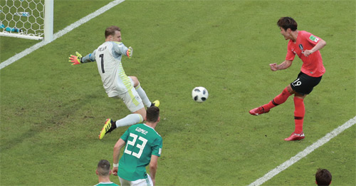 독일전 추가 시간 3분 무렵 김영권이 독일의 골문을 가르는 첫 골을 넣고 있다.