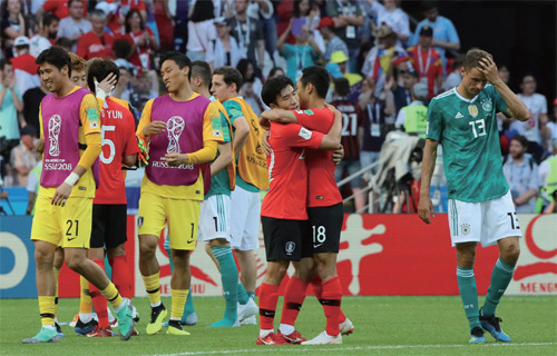 독일전 경기 종료 후 서로 격려하는 축구대표팀