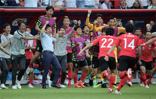 독일전 경기 후반 한국 김영권의 슛이 비디오 판독(VAR) 결과 골로 인정되자 신태용 감독과 선수들이 환호하고 있다.