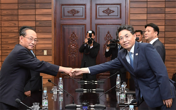 6월 28일 판문점 통일각에서 열린 남북 도로협력분과회담에서 남북 대표단이 악수하고 있다. 6월 28일 판문점 통일각에서 열린 남북 도로협력분과회담에서 남북 대표단이 악수하고 있다.