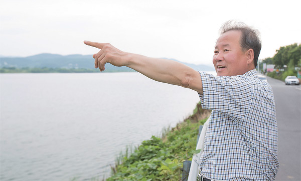 경북 칠곡에 있는 다부동전적기념관을 가리키는 윤팔현 씨