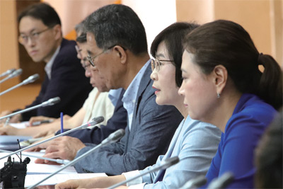 대통령직속 저출산고령사회위원회 김상희 부위원장(오른쪽에서 두 번째)이 7월 5일 정부서울청사에서 저출산 대책을 발표하고 있다.