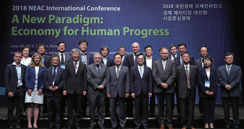 6월 28일 국민경제자문회의 주최로 개최된 ‘2018 국민경제 국제콘퍼런스’에서 폴 크루그먼 교수 등 참가자들이 기념촬영을 하고 있다.