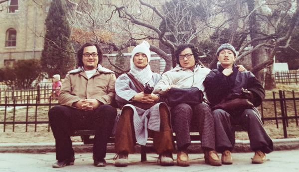 서울 대학로 방송통신대학 앞에 모였을 때의 사진이다. 왼쪽부터 배창호 감독, 소설 <만다라>의 실제 주인공인 현몽 스님, 이철용, 불교신문 편집국장을 지낸 도수 스님이다. 평택 만기사 주지였던 원경 스님의 미놀타 카메라로 찍었다.