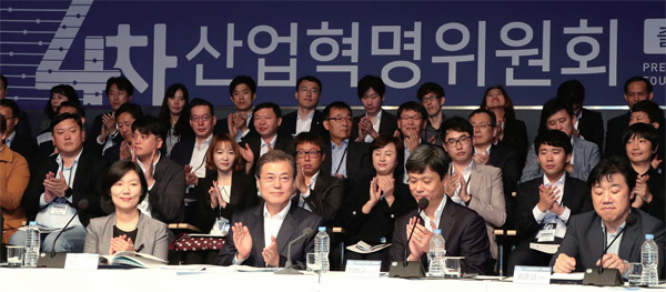 문재인 대통령이 2017년 10월 11일 서울 상암동 에스플렉스센터에서 열린 4차산업혁명위원회 출범식에서 위원회 위원들과 함께 박수를 치고 있다.