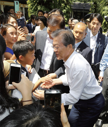 7월 12일 싱가포르 국립식물원을 방문한 문 대통령이 동포들과 인사를 나누고 있다.