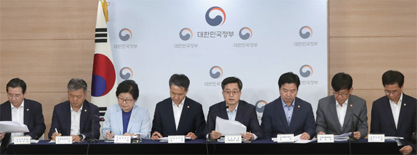 김동연 부총리 겸 기획재정부 장관(왼쪽에서 다섯 번째)이 7월 18일 정부서울청사에서 관계부처 합동으로 ‘하반기 경제정책 방향 및 저소득층 맞춤형 일자리·소득 지원대책’ 등을 발표하고 있다.