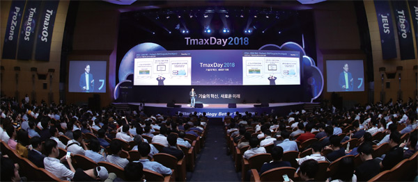 7월 3일 개최된 ‘TmaxDay 2018’을 통해 보안성과 호환성이 대폭 강화된 티맥스OS 새 버전을 발표했다. 기업용 B2B시장에서 MS윈도우와 경쟁도 가능하다는 평가다. 7월 3일 개최된 ‘TmaxDay 2018’을 통해 보안성과 호환성이 대폭 강화된 티맥스OS 새 버전을 발표했다. 기업용 B2B시장에서 MS윈도우와 경쟁도 가능하다는 평가다.