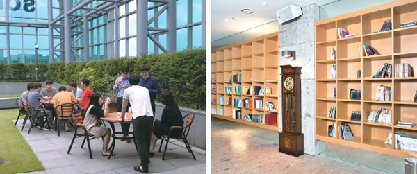 ‘목요 Communication Day’에서 자유롭게 소통하는 직원들(왼쪽). 사내 도서관 외에도 회사 곳곳에 책을 읽을 수 있는 공간이 마련돼 있다.(오른쪽)