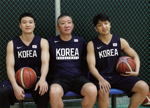 태극마크를 단 두 아들 허웅(왼쪽), 허훈 선수와 북한을 함께 방문한 허재 감독. 아이들 할아버지의 고향이라 의미가 남달랐다.