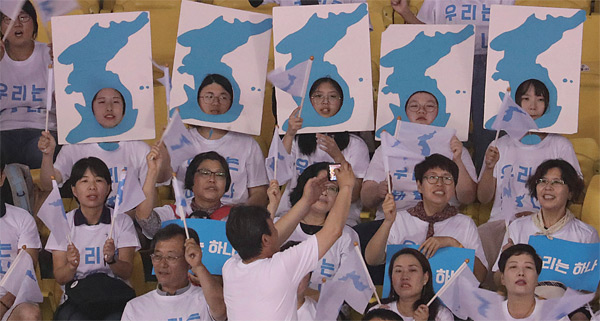7월 18일 대전 한밭체육관에서 응원단이 여자복식 예선에 출전한 남북 단일팀 서효원(남측)-김송이(북측)를 응원하고 있다.