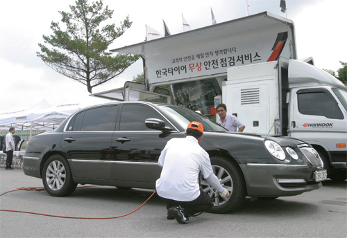 고속도로를 주행할 때는 평상시보다 타이어에 공기를 10~15% 더 주입하면 연료비를 최대 10% 아낄 수 있다.