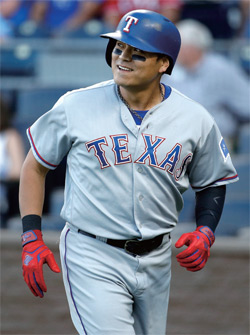 2018 메이저리그(MLB) 방문경기에서 1회초 솔로홈런을 뽑아낸 뒤 더그아웃으로 돌아가고 있다.