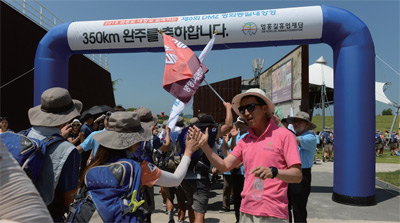 7얼 22일 350km 완주를 마치고 파주 임진각에 도착한 단원들