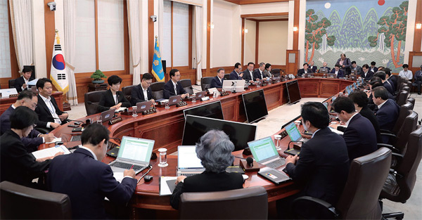 문재인 대통령이 7월 24일 청와대에서 국무회의를 주재하고 있다.