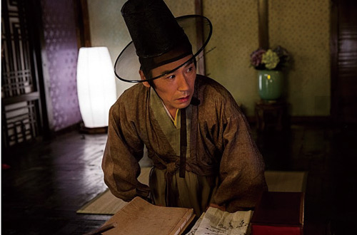 기방의 눈먼 악사를 연기한 조관우는 어수룩하고 먹을 것만 밝히는 모습으로 구박받지만, 결정적인 순간에 본색을 드러내며 반전을 꾀한다. 기방의 눈먼 악사를 연기한 조관우는 어수룩하고 먹을 것만 밝히는 모습으로 구박받지만, 결정적인 순간에 본색을 드러내며 반전을 꾀한다.
