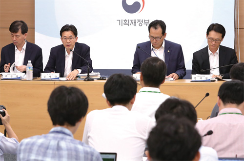 김병규 기획재정부 세제실장(왼쪽에서 두 번째)이 7월 26일 정부세종청사에서 ‘2018년세법개정안’을 설명하고 있다.