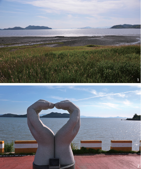 여수시 장척마을에서 내려가는 해안에 위치한 하트 조형물