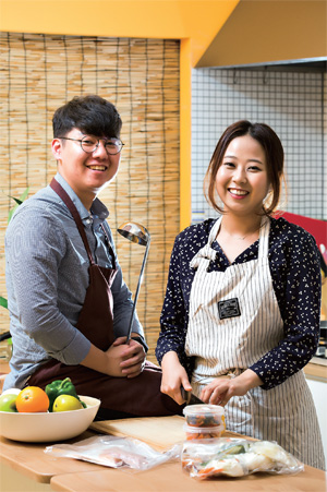 회사 조리실에서 작업 중인 김슬기 대표(왼쪽)와 김현지 대표