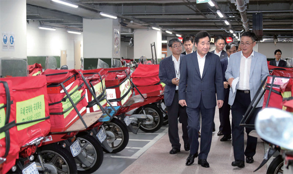 이낙연 국무총리가 8월 1일 서울중앙우체국을 현장 점검하고 있다.