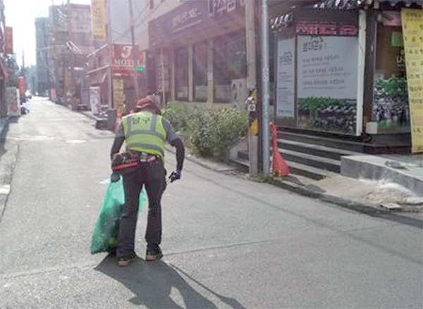폭염이 지속되고 있는 가운데 7월 25일 광주 남구 한 골목길에서 환경미화원이 뜨거운 햇볕을 받으며 거리 청소를 하고 있다.