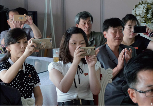 휴대폰을 사용하는 모습은 북한에서도 지극히 평범한 일상이다.