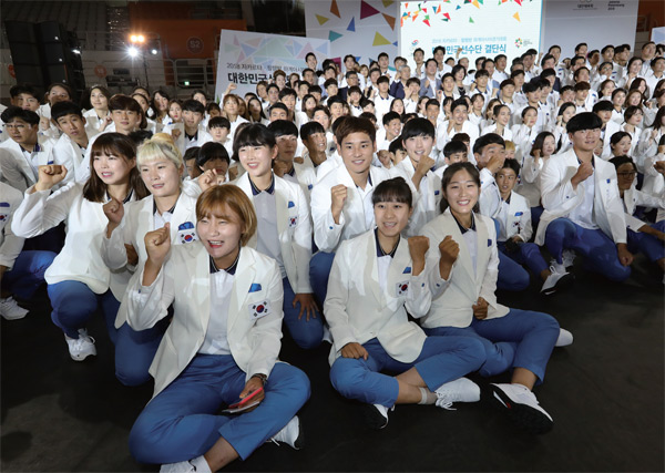 8월 7일 서울 올림픽공원핸드볼경기장에서 열린 2018 자카르타？팔렘방 아시안게임 국가대표선수단결단식에서 선수들이 파이팅을 외치고 있다.