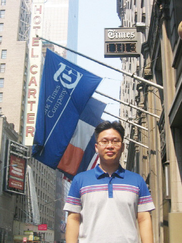2005년 독도 광고를 게재하기 위해 '뉴욕타임스'사옥을 찾았다.