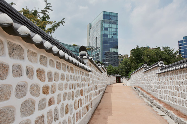 ‘고종의 길’은 서울 중구에 있는 덕수궁 서북쪽 구세군 서울제일교회 건너편에서 정동공원, 구 러시아공사관으로 이어지는 총 120m 길이다.