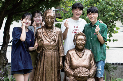 여주 세종고 학생들이 ‘나비기금’의 토대를 만든 김복동, 길원옥 할머님의 동상과 함께하고 있다. 여주 세종고 학생들이 ‘나비기금’의 토대를 만든 김복동, 길원옥 할머님의 동상과 함께하고 있다.