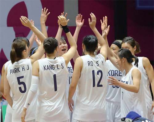 8월 15일 인도네시아 자카르타 겔로라 붕 카르노(GBK) 스타디움에서 열린 2018 자카르타·팔렘방 아시안게임 여자농구 A조 예선 남북단일팀 대 인도네시아의 경기. 108-40으로 대승을 거둔 단일팀 선수들이 경기 종료 후 종합대회 단일팀 사상 첫 승리를 자축하고 있다.
