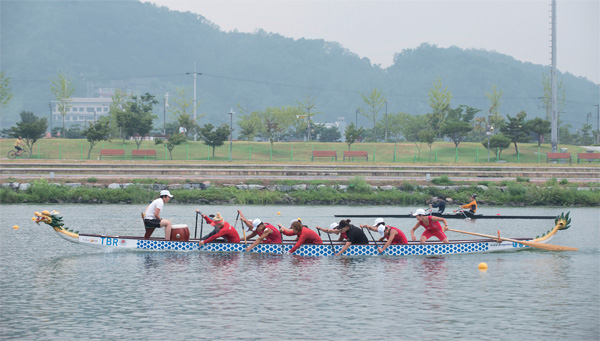 카누 드래곤보트 여자 단일팀이 열심히 훈련하고 있다.