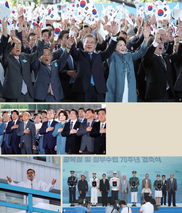 문재인 대통령이 제73주년 광복절 및 정부수립 70주년 경축식에 참석해 부인 김정숙 여사와 태극기를 흔들고 있다. 문재인 대통령이 제73주년 광복절 및 정부수립 70주년 경축식에 참석해 부인 김정숙 여사와 태극기를 흔들고 있다.