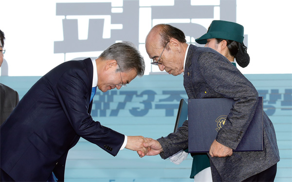 문재인 대통령이 8월 15일 서울 용산구 국립중앙박물관 열린마당에서 열린 제73주년 광복절 및 정부수립 70주년 경축식에서 고 최병국 선생에 대한 건국훈장 애국장을 아들인 최경복 씨에게 수여하고 있다. 문재인 대통령이 8월 15일 서울 용산구 국립중앙박물관 열린마당에서 열린 제73주년 광복절 및 정부수립 70주년 경축식에서 고 최병국 선생에 대한 건국훈장 애국장을 아들인 최경복 씨에게 수여하고 있다.