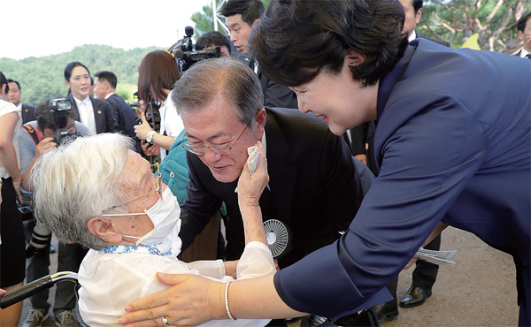 문재인 대통령이 8월 14일 일본군 ‘위안부’피해자 기림의 날 기념식에 참석해 일본군 ‘위안부’ 피해 생존자 김경애 할머니와 인사를 나누고 있다.