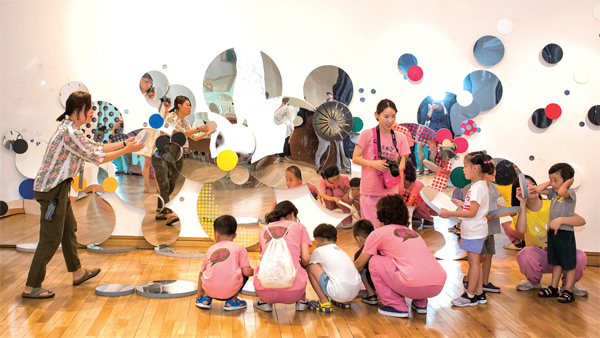 지난 8월 14일 얼렁뚱땅 미술놀이터를 찾은 아이들이 아크릴 거울로 자신을 비춰보고 있다.
