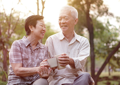 함께 담소를 나누는 노부부