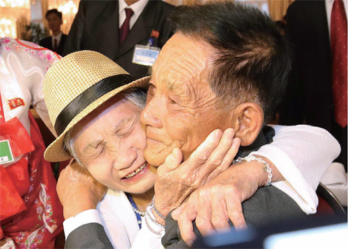 이산가족 1차 상봉 첫째 날인 8월 20일 남측 이금섬(92) 씨가 아들 리상철(71) 씨를 만나 기뻐하고 있다. 이 씨는 피란길에 잃어버린 네 살배기 아들의 볼을 67년 만에 어루만졌다.