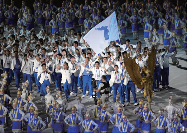 지난 8월 18일(이하 현지 시간) 인도네시아 자카르타 겔로라붕 카르노 스타디움에서 2018 자카르타？팔렘방 아시안게임 개회식이 열린 가운데 남북 선수단이 한반도기를 들고 공동 입장하고 있다.