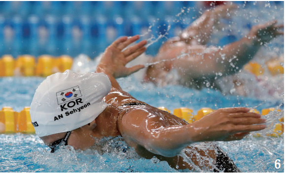 신예 안세현이 8월 21일 여자 접영 100m 결승에서 힘차게 물살을 가르고 있다.