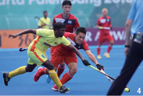 8월 22일 하키의 김기훈이 스리랑카와의 예선전에서 볼 다툼을 벌이고 있다.