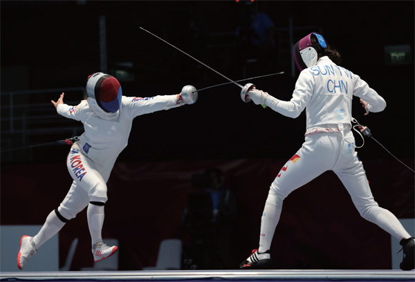 8월 21일 펜싱 여자 에페의 강영미가 결승전에서 중국 순위엔을 공격하고 있다. 8월 21일 펜싱 여자 에페의 강영미가 결승전에서 중국 순위엔을 공격하고 있다.