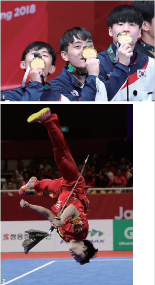 8월 19일 태권도 품새 경기 남자 단체 경기에서 우승한 한영훈·김선호·강완진이 금메달에 입을 맞추고 있다. 8월 19일 태권도 품새 경기 남자 단체 경기에서 우승한 한영훈·김선호·강완진이 금메달에 입을 맞추고 있다.