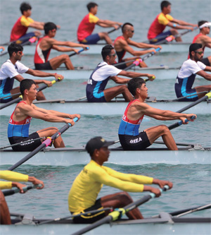 8월 22일 남북단일팀 선수단(아래에서 두 번째)이 조정 남자 에이트 패자부활전에서 힘차게 노를 젓고 있다. 8월 22일 남북단일팀 선수단(아래에서 두 번째)이 조정 남자 에이트 패자부활전에서 힘차게 노를 젓고 있다.