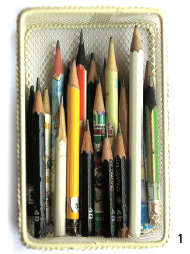 빈 상자가 생기자 버려졌어야 할 몽당연필과 더 이상 쓸 일이 없는 연필들이 집안에 살아남았다.