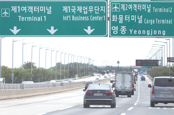 재정고속도로보다 평균 1.4배 비싼 민자고속도로 통행 요금이 2022년까지 단계적으로 인하된다. 재정고속도로보다 평균 1.4배 비싼 민자고속도로 통행 요금이 2022년까지 단계적으로 인하된다.