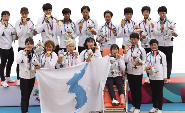 남북단일팀 여자 카누 용선 500m 선수들이 시상대 위에서 금메달을 들어 보이고 있다.